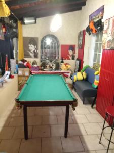 een tafeltennistafel in de woonkamer bij Le Val des Nymphes in Colonzelle