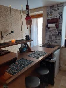 una cucina con piano di lavoro con sgabelli di Le terrier des sorciers a Crémieu