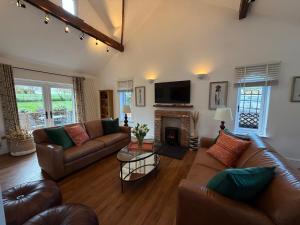 TV a/nebo společenská místnost v ubytování Horseshoe House at Pudleston Court