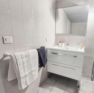 Koupelna v ubytování Studio affaires et détente proche Nantes + 5 fotografií