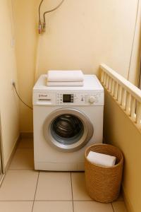 Ảnh trong thư viện ảnh của Modern Penthouse with 2 Bedroom & 2 Terraces by Seafront Walk ở Il-Gżira