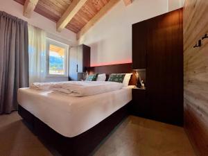a bedroom with a large bed with a window at Almchalet Alpenglück in Sankt Lambrecht