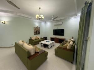 TV a/nebo společenská místnost v ubytování Executive Lodges + 13 fotografií