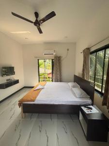 Postel nebo postele na pokoji v ubytování Samudra Courtyard