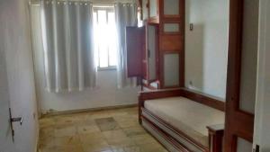 a room with a bed and a window at Cobertura no Centro de Guarapari in Guarapari