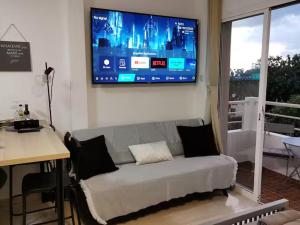 Μια τηλεόραση ή/και κέντρο ψυχαγωγίας στο Calm Seaview Nest in Peyia PMP C111