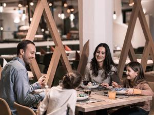 カチュベルクヘーエにあるFalkensteiner Club Funimation Katschbergの食卓に座る人々 +23枚の写真