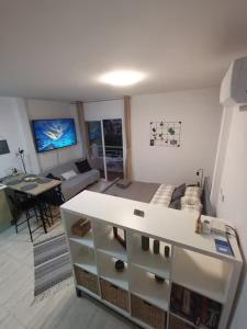 Μια τηλεόραση ή/και κέντρο ψυχαγωγίας στο Calm Seaview Nest in Peyia PMP C111