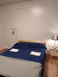 Ένα ή περισσότερα κρεβάτια σε δωμάτιο στο Room in Keflavík