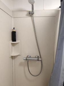 Ένα μπάνιο στο Room in Keflavík