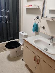 Ένα μπάνιο στο Room in Keflavík