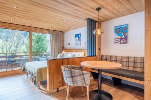 ein Schlafzimmer mit einem Bett und einem Tisch in der Unterkunft TARDEVANT 21 in Le Grand-Bornand