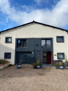 Cahuzac-sur-VèreにあるAppartement coeur de village tous servicesの白い家