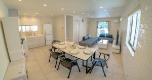 eine Küche und ein Wohnzimmer mit Tisch und Stühlen in der Unterkunft Grandioso Onna 7-D - Vacation STAY 17402v in Atsutabaru