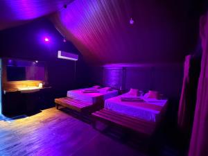 Postel nebo postele na pokoji v ubytování Kolla Watersong Eco Cabana Resort Sigiriya