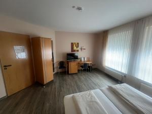 ein Hotelzimmer mit Bett und Schreibtisch in der Unterkunft Hotel Casa Nostra in Schloß Holte-Stukenbrock