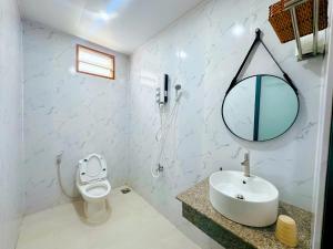 Un baño con un lavabo y un espejo en la pared. en Khu Camping & Homestay Ven Biển, en Ấp Phước Tĩnh 66 fotos más