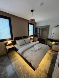 a large bed in a bedroom with two lamps at Mirşah Suit in Bezkesen
