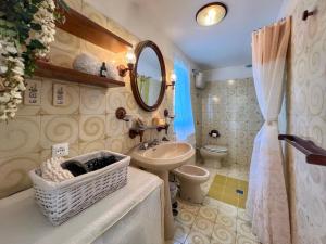 Koupelna v ubytování MariSanti House + 36 fotografií