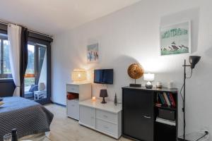 a bedroom with a bed and a tv and a desk at Le Cocoon de Belle Hutte sous les sapins in Xonrupt-Longemer +4 photos