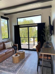 Χώρος καθιστικού στο Glamping Cabin I Best Bay Views I Near Restaurants