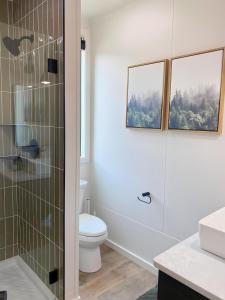 Ένα μπάνιο στο Glamping Cabin I Best Bay Views I Near Restaurants +11 φωτογραφίες