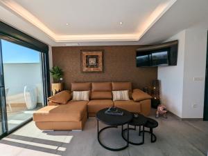 Posezení v ubytování R-40-A Lujo con jacuzzi