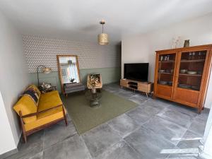 Μια τηλεόραση ή/και κέντρο ψυχαγωγίας στο Charmante Maison Plage et Foret