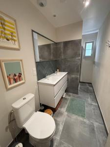 Ένα μπάνιο στο Charmante Maison Plage et Foret