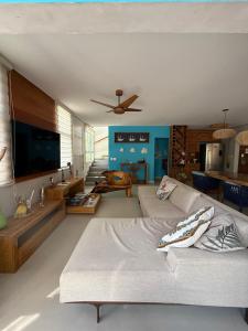 Μια τηλεόραση ή/και κέντρο ψυχαγωγίας στο Conforto Maresias +45 φωτογραφίες