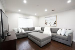 TV a/nebo společenská místnost v ubytování Nostalgic PoolJacuzzi Home: GameRm1.8 Mi 2Disney