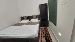 um quarto com duas camas e um espelho em Hotel Gokul Plaza em Bhubaneshwar