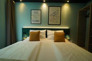 Un dormitorio con una cama grande con dos almohadas. en ampm Hotel Schönbrunn, en Viena