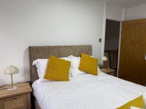 Voodi või voodid majutusasutuse Bright & Stylish 3br Home Near Manchester Centre toas