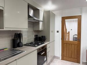 Köök või kööginurk majutusasutuses Bright & Stylish 3br Home Near Manchester Centre