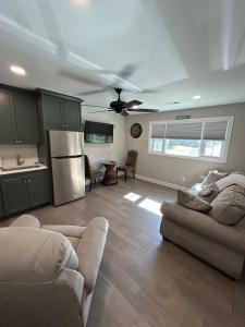 Kuchyň nebo kuchyňský kout v ubytování Cozy Couples Retreat 10 minutes to Beach & Downtown