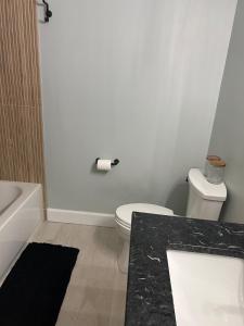 Koupelna v ubytování Cozy Couples Retreat 10 minutes to Beach & Downtown