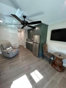 Kuchyň nebo kuchyňský kout v ubytování Cozy Couples Retreat 10 minutes to Beach & Downtown