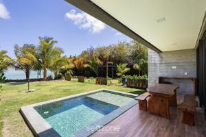 ein Swimmingpool im Hinterhof eines Hauses in der Unterkunft Casas em condomínio à beira-mar, OKA Morada dos Milagres - GREs in Barra do Camaragibe + 33 Fotos