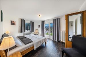 MühlenbachにあるCafé Pension Pfaus 1 fewo-4 Zimmerの大きなベッドと窓のある寝室