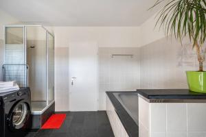 MühlenbachにあるCafé Pension Pfaus 1 fewo-4 Zimmerのバスルーム(洗濯機付)が備わります。 +16枚の写真