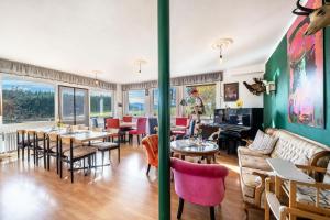 MühlenbachにあるCafé Pension Pfaus 1 fewo-4 Zimmerのテーブルと椅子と窓のあるレストラン