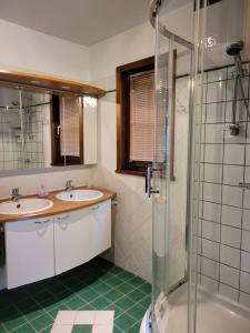a bathroom with two sinks and a shower at Gite de Liresse 