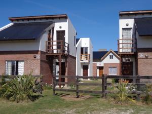 拉斯塔尼亚斯Complejo Toninas Norte的有栅栏的房子