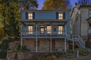 Casa azul con porche y balcón en Historic Home in Harpers Ferry National Park, en Harpers Ferry