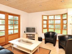 TV a/nebo společenská místnost v ubytování 6 person holiday home in Læsø-By Traum
