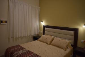 une chambre avec un lit avec deux oreillers dessus dans l'établissement Aparts Solares, à San Antonio de Arredondo