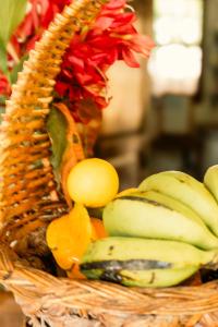 a basket of bananas and lemons on a table at Cabañas Tucan Eco Hotel in Capurganá +55 photos