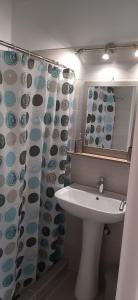 Koupelna v ubytování Cavo Paradise Livadaki Kimolos + 16 fotografií