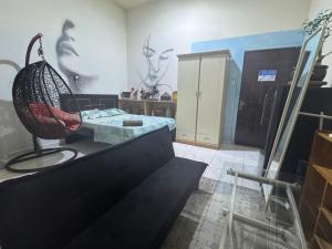 Χώρος καθιστικού στο Basic Private Room with attached bathroom - No Parking Space